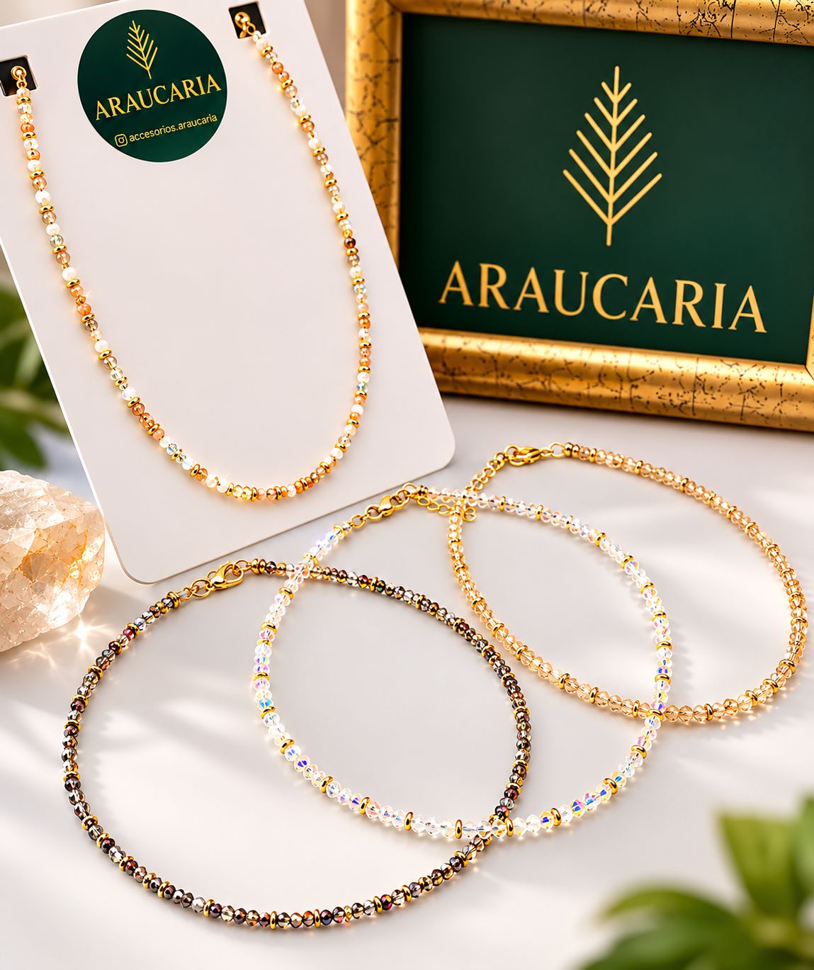 Gargantillas de piedritas y acero dorado. El precio es por unidad